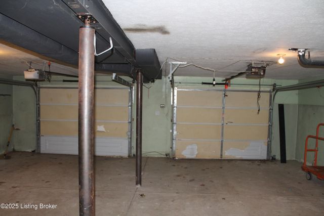 9203 Windsor Park Dr, Louisville, KY 40272