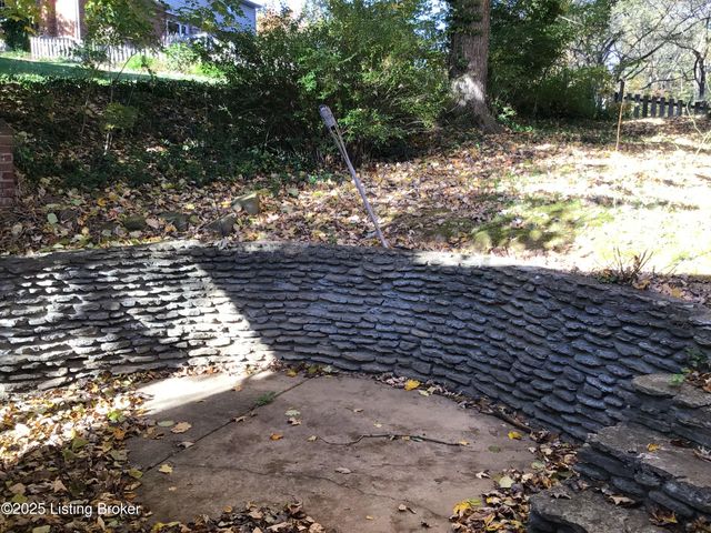 9203 Windsor Park Dr, Louisville, KY 40272