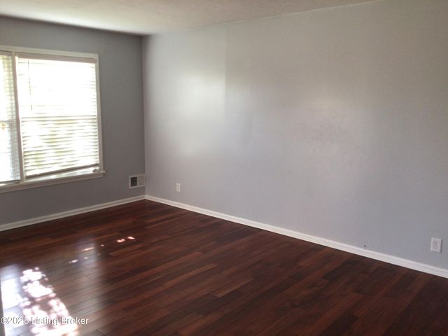 9203 Windsor Park Dr, Louisville, KY 40272