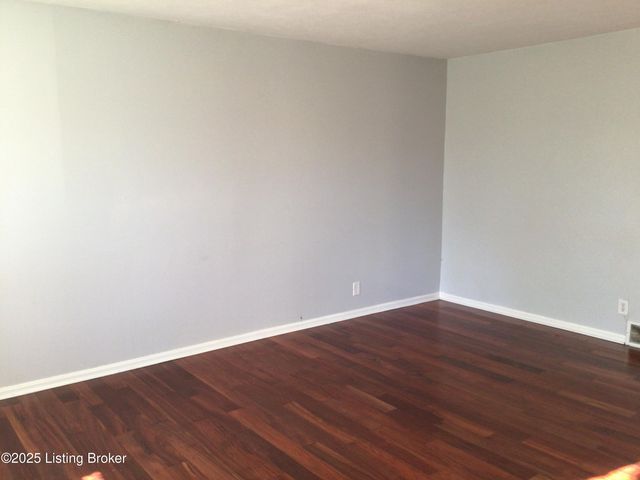 9203 Windsor Park Dr, Louisville, KY 40272