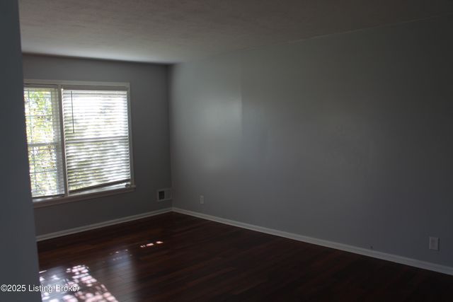 9203 Windsor Park Dr, Louisville, KY 40272