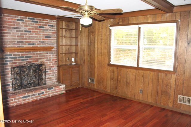 9203 Windsor Park Dr, Louisville, KY 40272