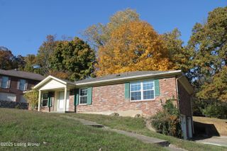 9203 Windsor Park Dr, Louisville, KY 40272