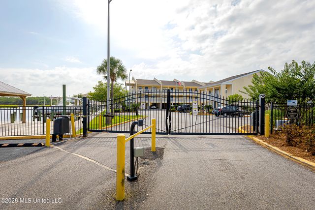 2421 Beachview Drive, H08, Ocean Springs, MS 39564