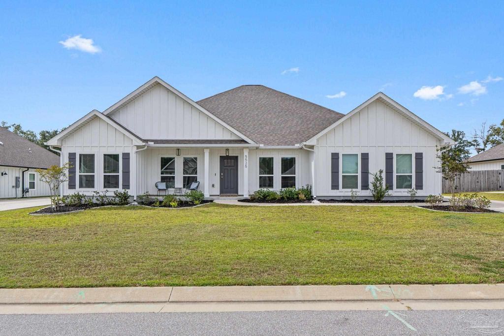 5525 Blake Ln, Pace, FL 32571