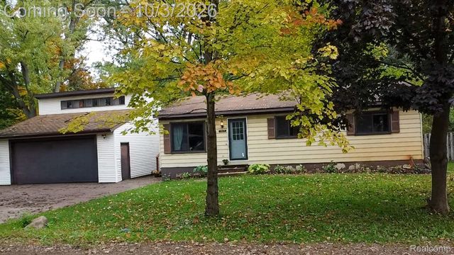 1205 Ennest Boulevard, White Lake Charter Township, MI 48386