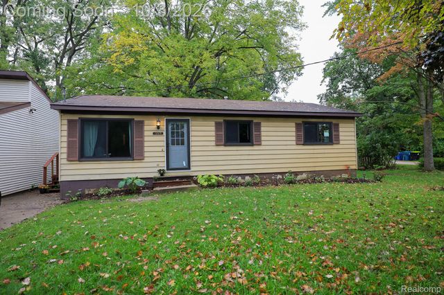 1205 Ennest Boulevard, White Lake Charter Township, MI 48386