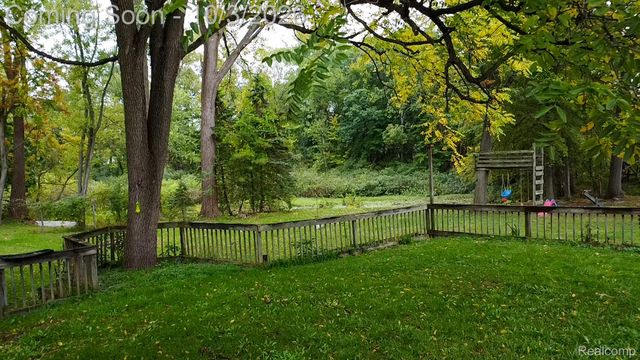 1205 Ennest Boulevard, White Lake Charter Township, MI 48386