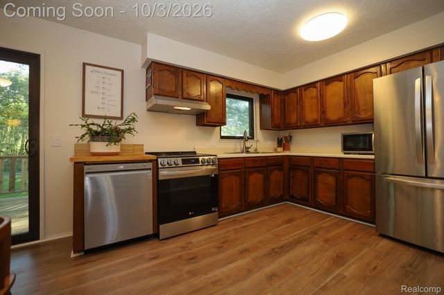 1205 Ennest Boulevard, White Lake Charter Township, MI 48386