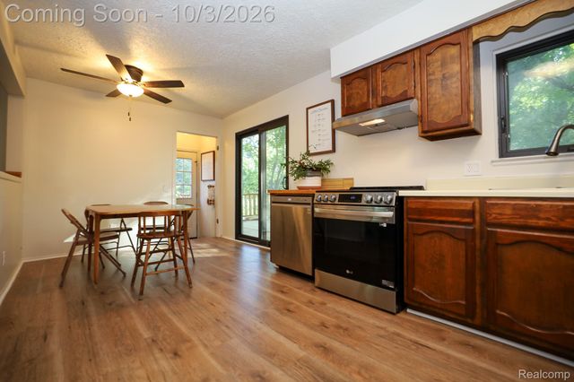 1205 Ennest Boulevard, White Lake Charter Township, MI 48386