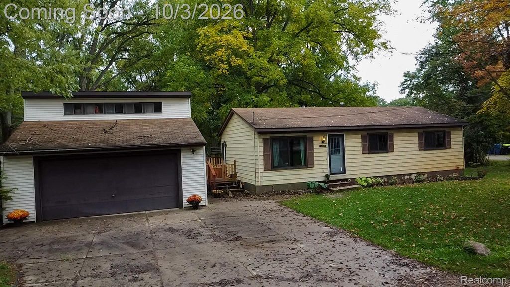 1205 Ennest Boulevard, White Lake Charter Township, MI 48386