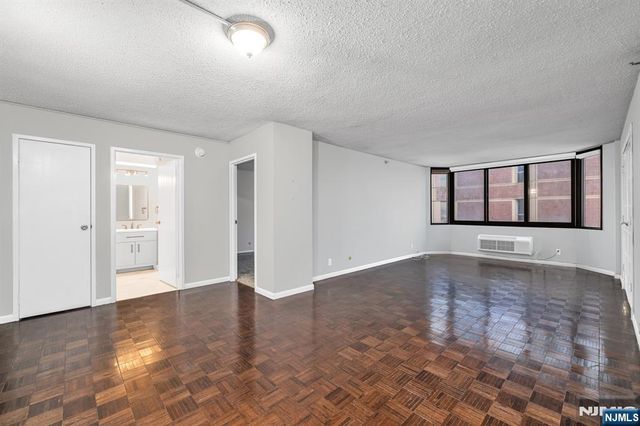 326 Prospect Avenue 8E, Hackensack, NJ 07601