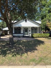 1209 N Park St, Kerrville, TX 78028
