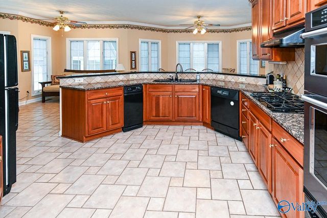 1102 Vines Drive NE, Hartselle, AL 35640