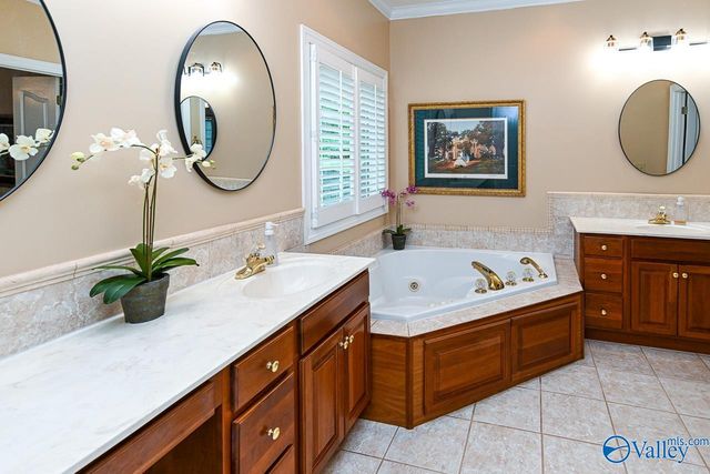 1102 Vines Drive NE, Hartselle, AL 35640