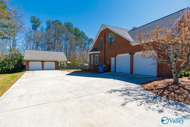 1102 Vines Drive NE, Hartselle, AL 35640