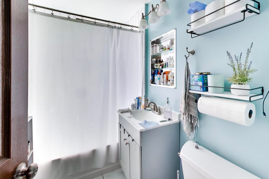 Image 33 of property listing at 5333 W Foster Avenue, Chicago, IL 60630