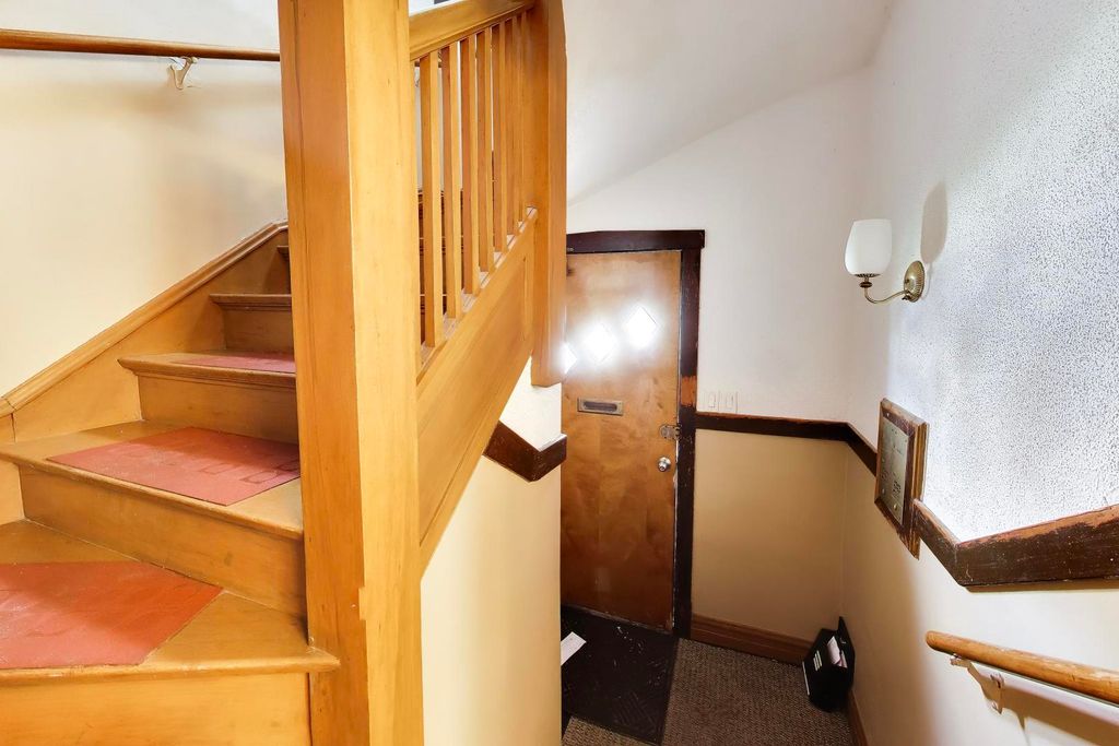 Image 5 of property listing at 5333 W Foster Avenue, Chicago, IL 60630