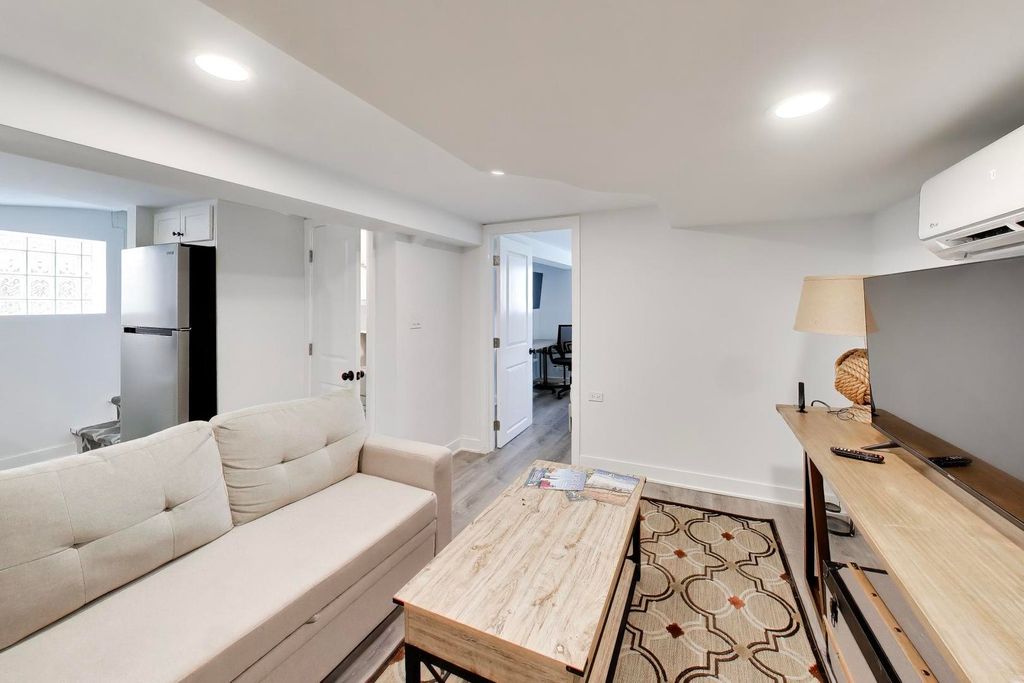 Image 41 of property listing at 5333 W Foster Avenue, Chicago, IL 60630