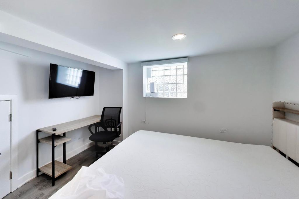 Image 43 of property listing at 5333 W Foster Avenue, Chicago, IL 60630