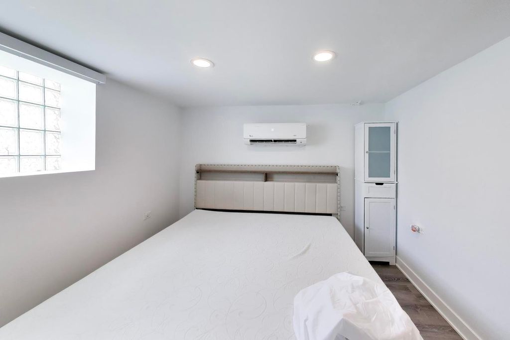 Image 44 of property listing at 5333 W Foster Avenue, Chicago, IL 60630
