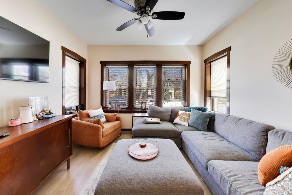 Image 6 of property listing at 5333 W Foster Avenue, Chicago, IL 60630