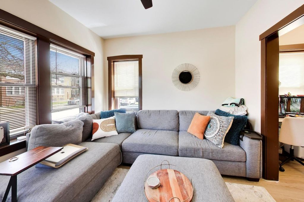 Image 7 of property listing at 5333 W Foster Avenue, Chicago, IL 60630