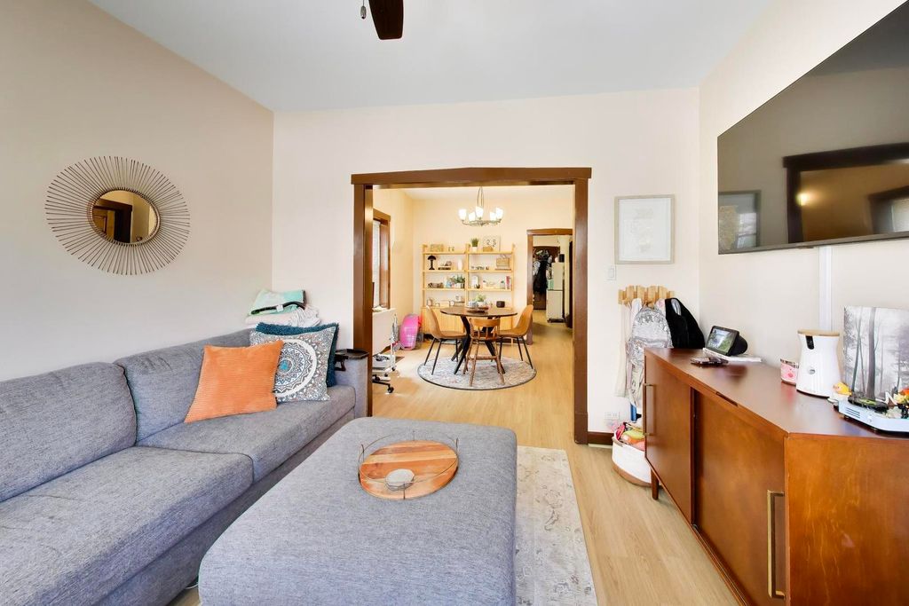 Image 8 of property listing at 5333 W Foster Avenue, Chicago, IL 60630
