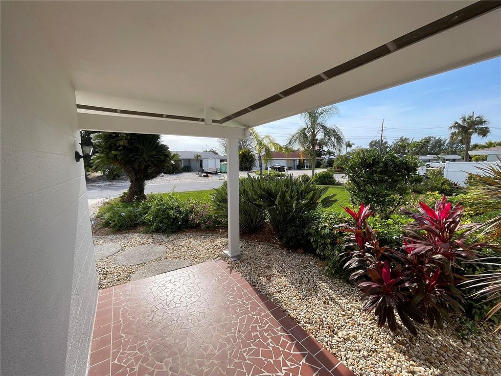 Image 3 of property listing at 5219 BIMINI DRIVE, Bradenton, FL 34210