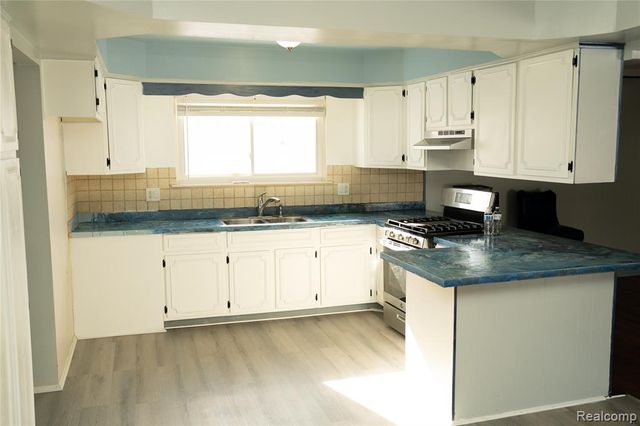 32851 Rugby Drive, Warren, MI 48088