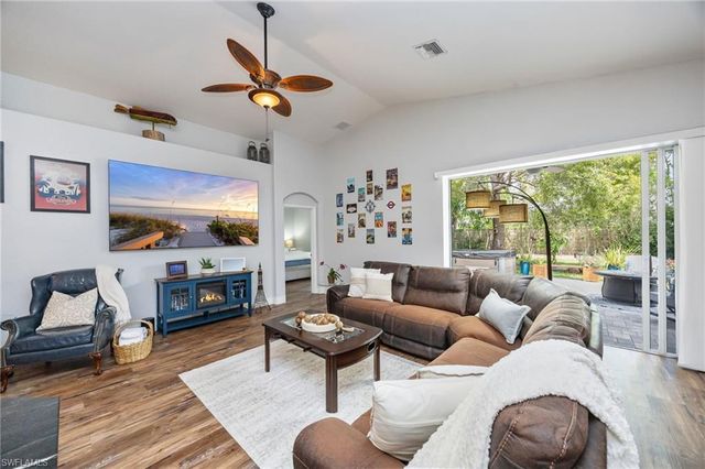 219 Glen Eagle CIR, Naples, FL 34104