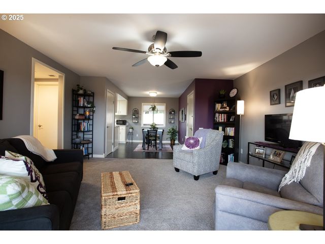 12160 Sw ROYAL Ct B, King City, OR 97224