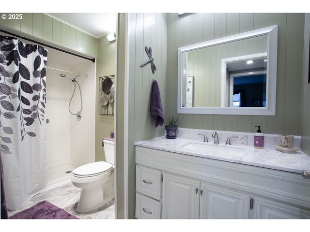 12160 Sw ROYAL Ct B, King City, OR 97224