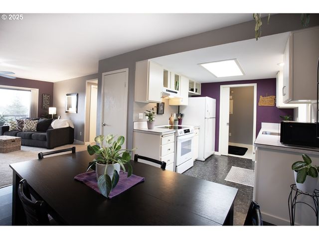 12160 Sw ROYAL Ct B, King City, OR 97224