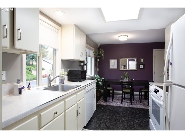 12160 Sw ROYAL Ct B, King City, OR 97224