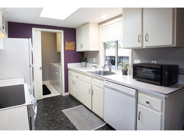 12160 Sw ROYAL Ct B, King City, OR 97224