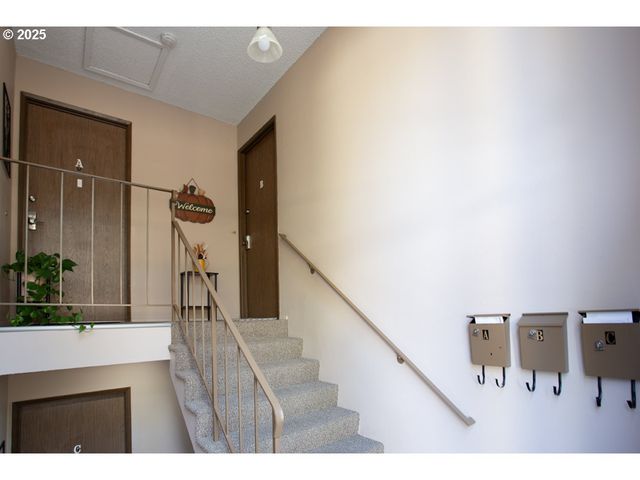 12160 Sw ROYAL Ct B, King City, OR 97224