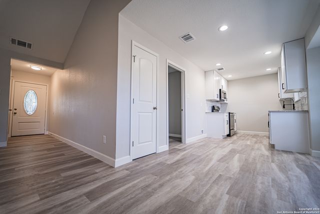 5866 Cliff Path, San Antonio, TX 78250