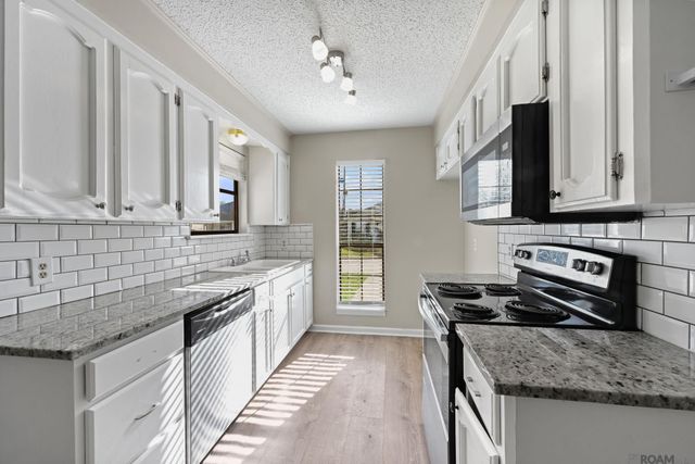 37446 E Hillside Dr, Prairieville, LA 70769