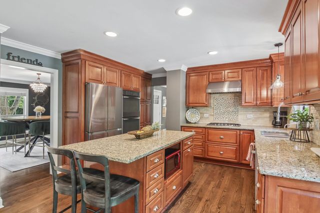 1204 Parliament Court, Libertyville, IL 60048