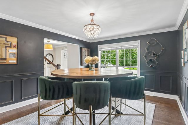1204 Parliament Court, Libertyville, IL 60048