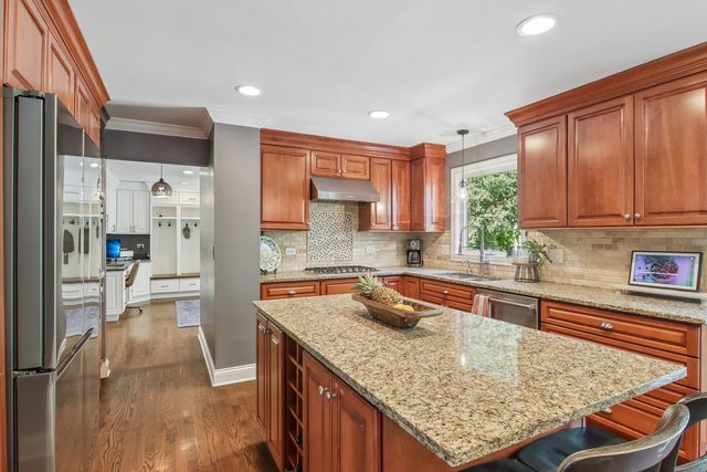 1204 Parliament Court, Libertyville, IL 60048