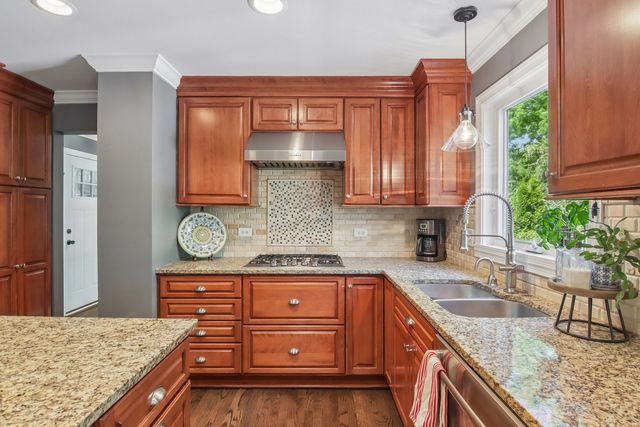 1204 Parliament Court, Libertyville, IL 60048
