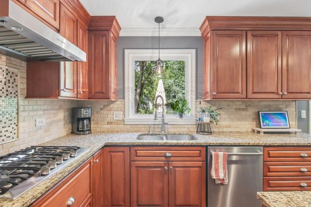 1204 Parliament Court, Libertyville, IL 60048
