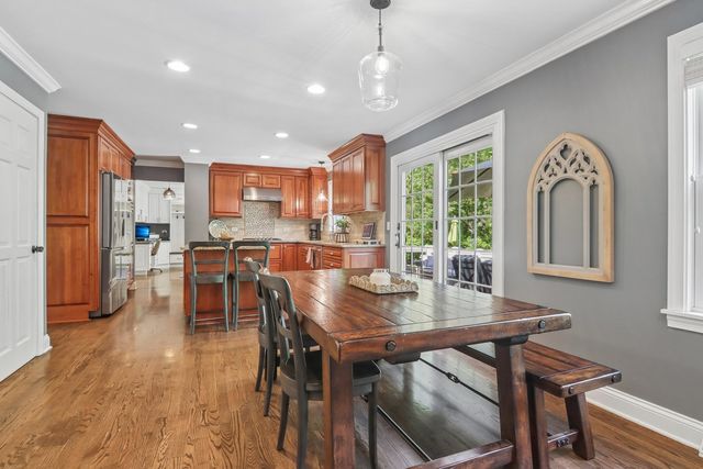 1204 Parliament Court, Libertyville, IL 60048