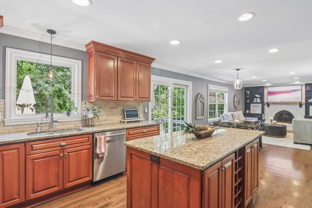 1204 Parliament Court, Libertyville, IL 60048