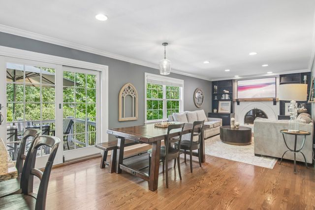 1204 Parliament Court, Libertyville, IL 60048