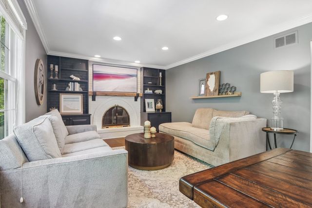 1204 Parliament Court, Libertyville, IL 60048