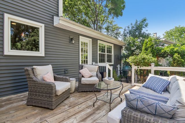 1204 Parliament Court, Libertyville, IL 60048