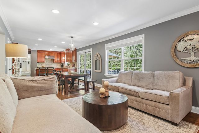 1204 Parliament Court, Libertyville, IL 60048